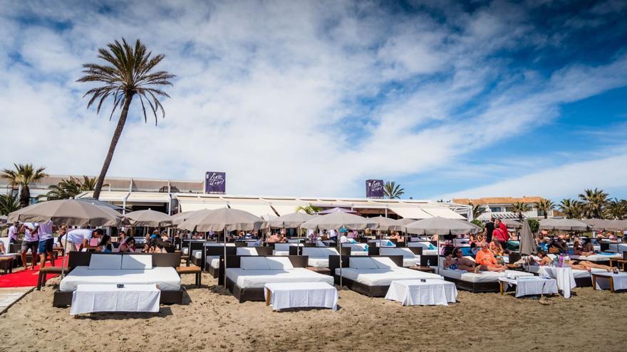 En Nassau Beach Club, además de disfrutar de exquisitas creaciones culinarias, podrás pasar un día de playa con todo tipo de comodidades. | Jordi Cervera
