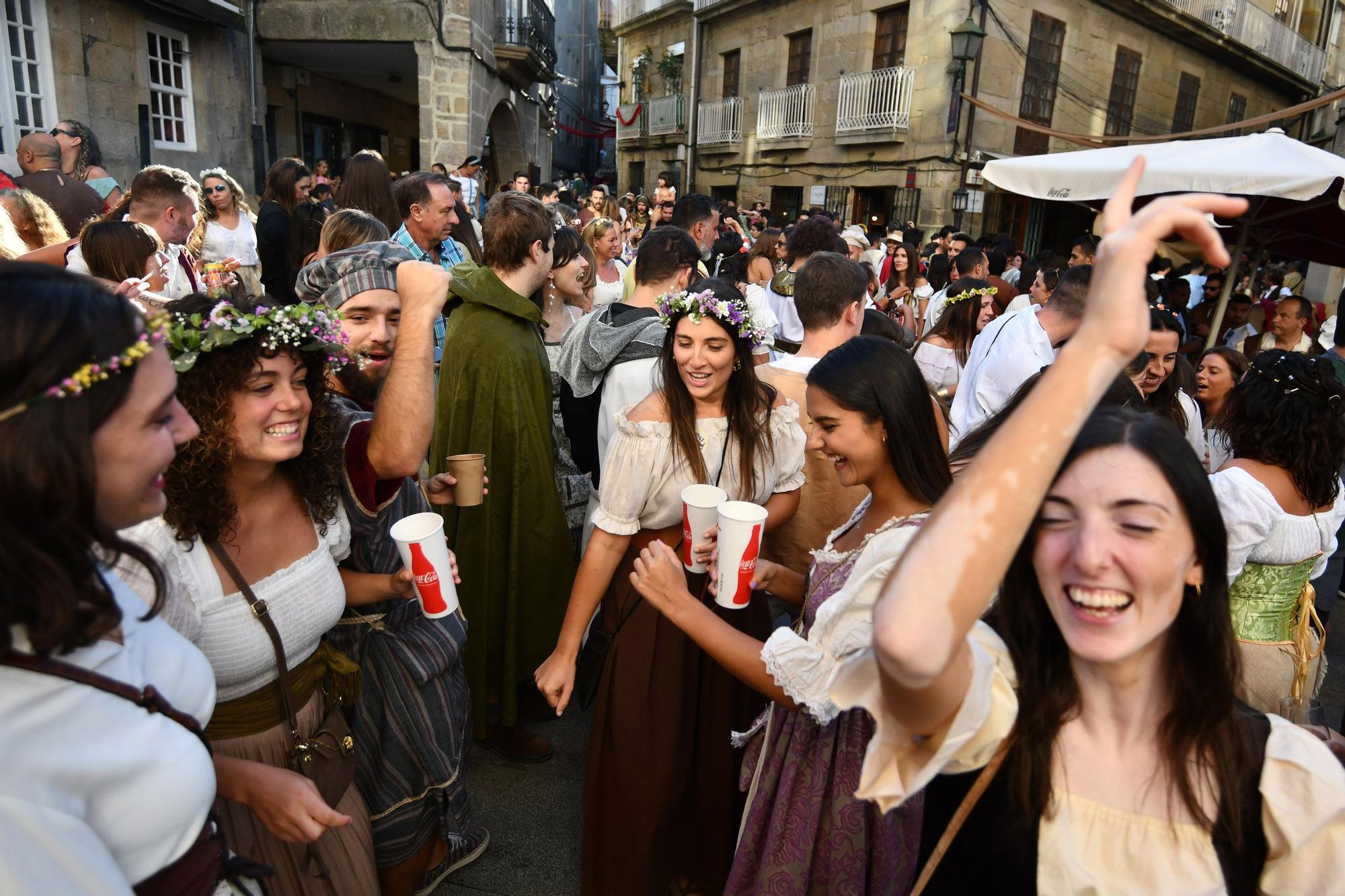 Cortesanos, bufones, damas y caballeros celebran el retorno de su señor: la Feira Franca anima Pontevedra