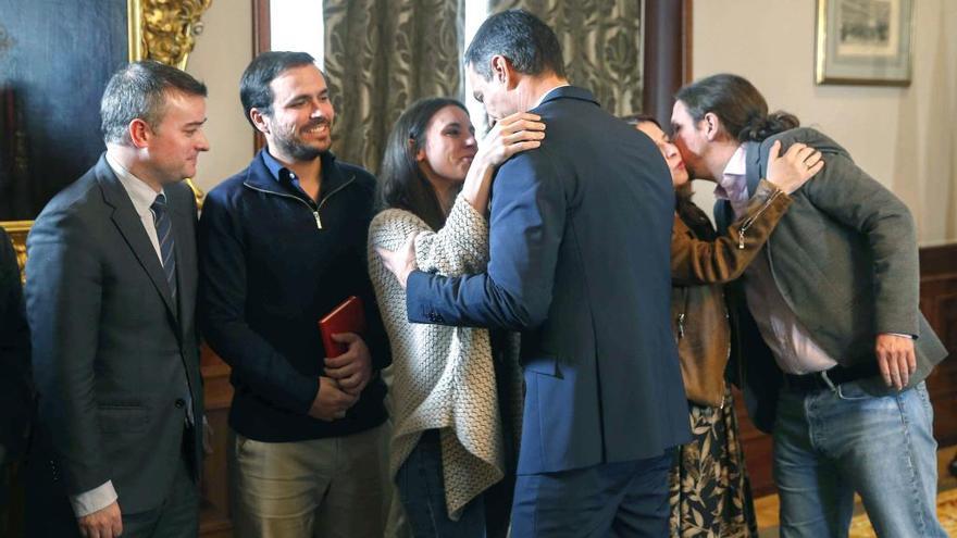 Pedro Sánchez saluda a la dirigente de Podemos Irene Montero.