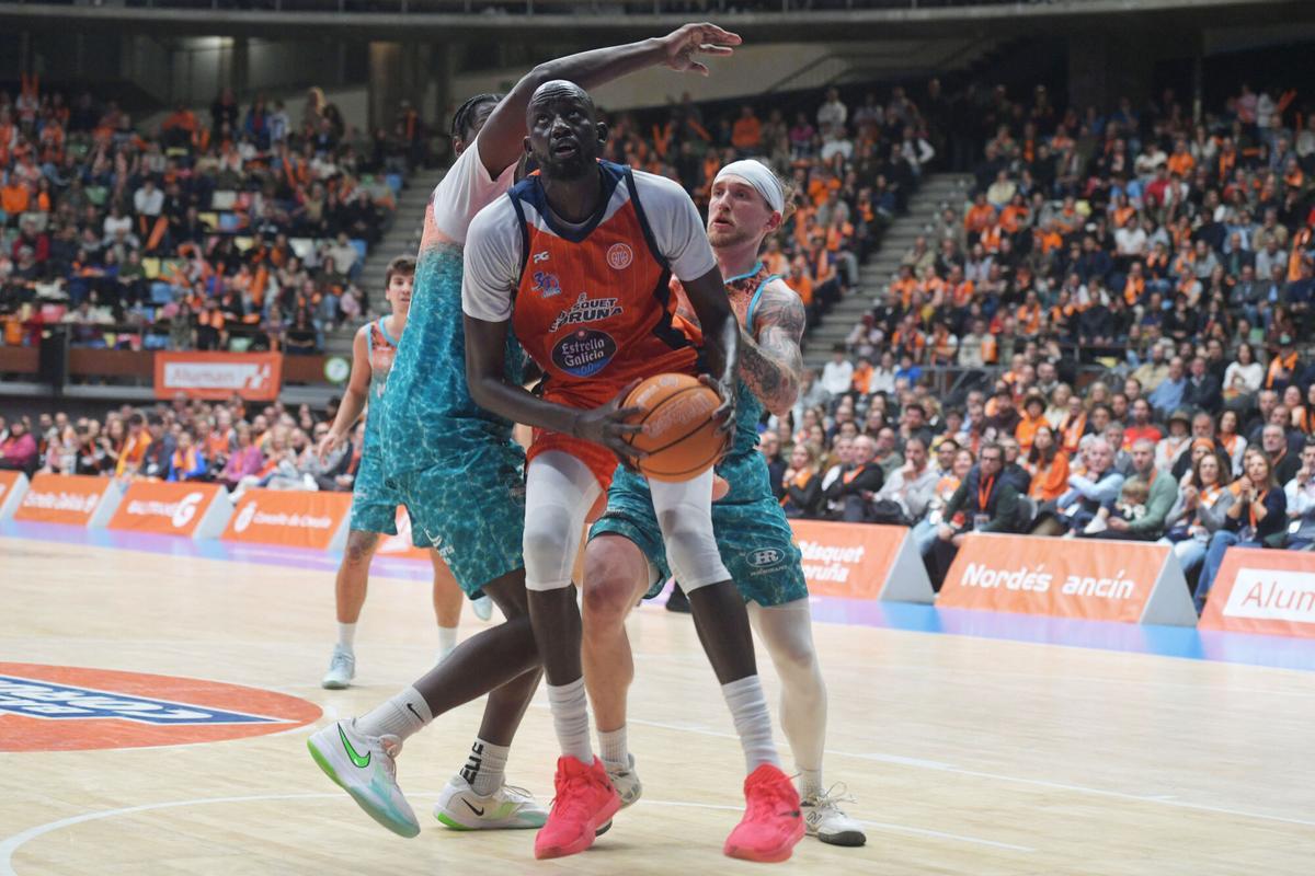 Ilimane Diop se eleva hacia el aro ante la presión de Wembi y Littleson.