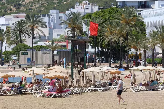 Galería: cerrada una playa de Ibiza tras detectarse un vertido de aguas fecales