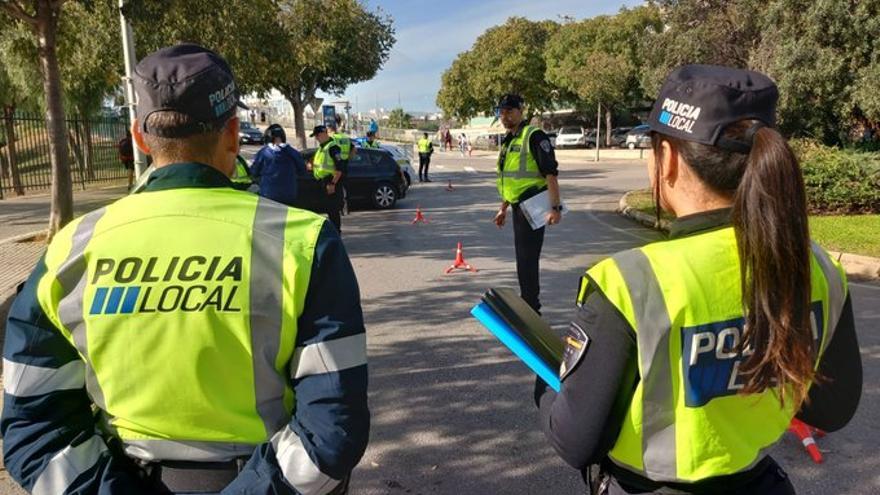 Agentes de la Policía Local de Palma durante una actuación.