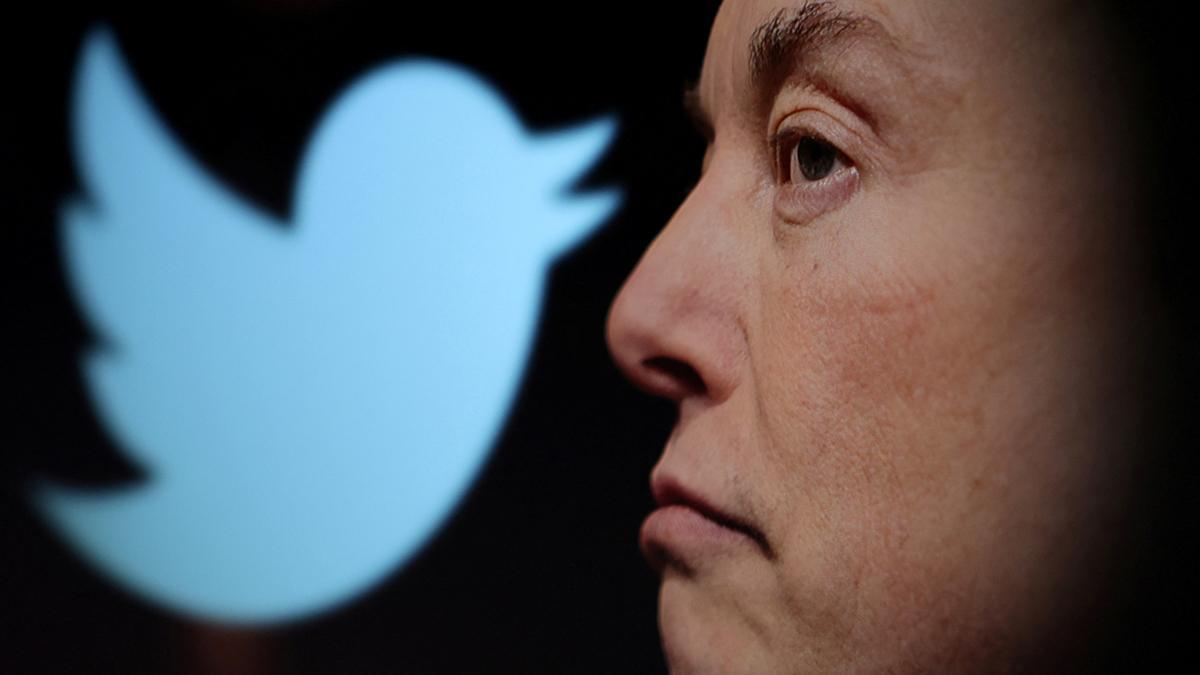 Elon Musk i el logotip de Twitter