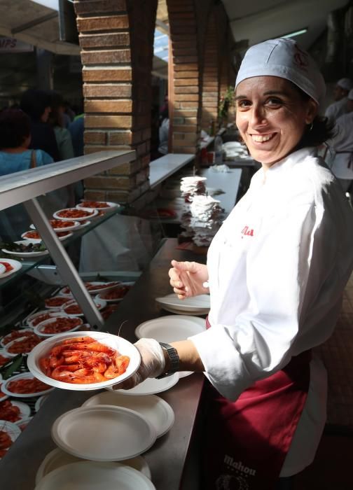 La organización cifra en más de 7.000 raciones vendidas en una jornada de sábado rodeada por el buen ambiente en la fiesta gastronómica. De momento se han facturado más de 60.000 euros y el domingo se