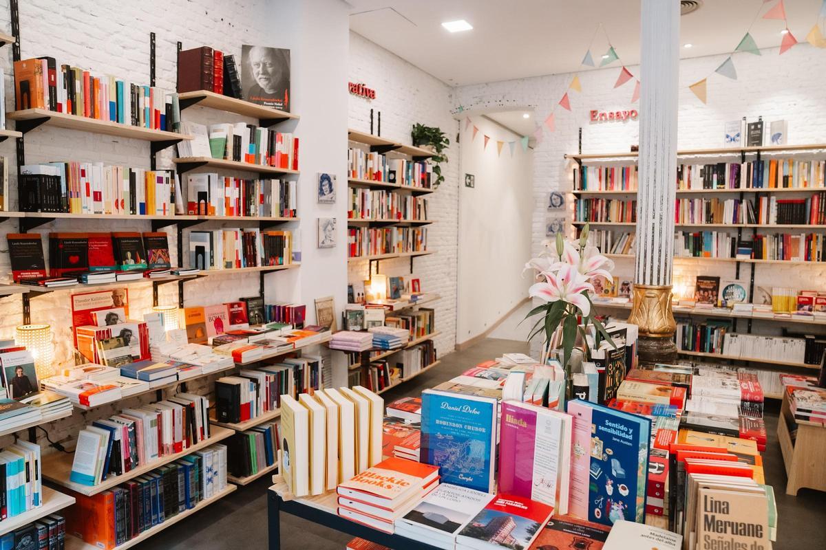 Silvia, María, Dani y María están detrás de Verbena Libros.