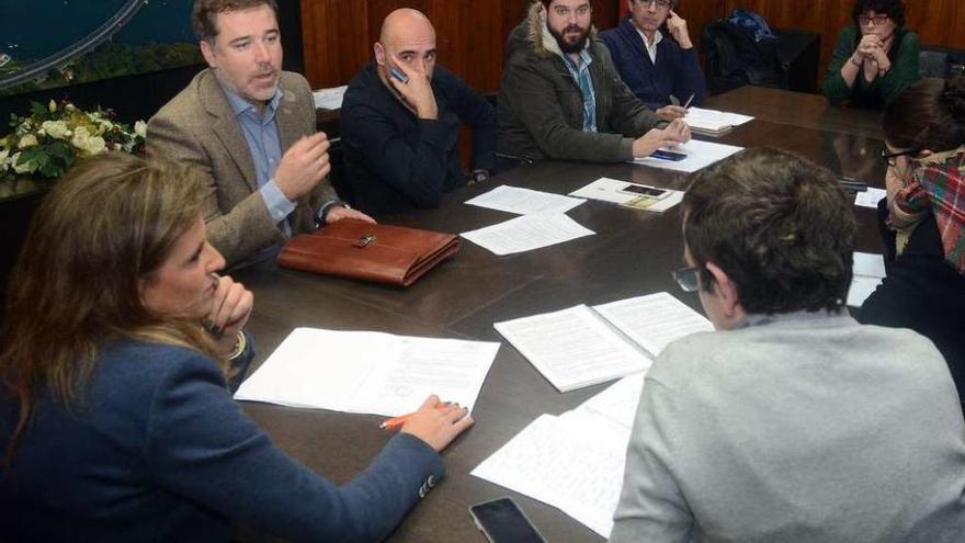 Una anterior reunión de la comisión para reactivar el PXOM de Pontevedra. // Rafa Vázquez