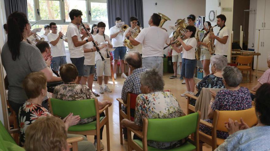 La Banda Artística de Arcade durante el concierto en el centro de día.