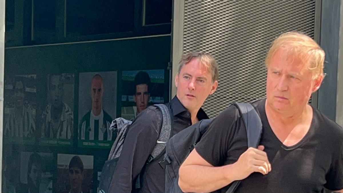 Vídeo | Jürgen Brandt, padre de Julian Brandt, acude a las oficinas del Betis para ofrecer a su hijo tras quedar libre