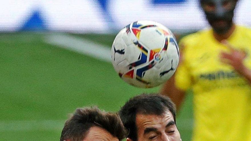 Pugna de balón aéreo, ayer en el partido disputado en el Wanda. | Efe