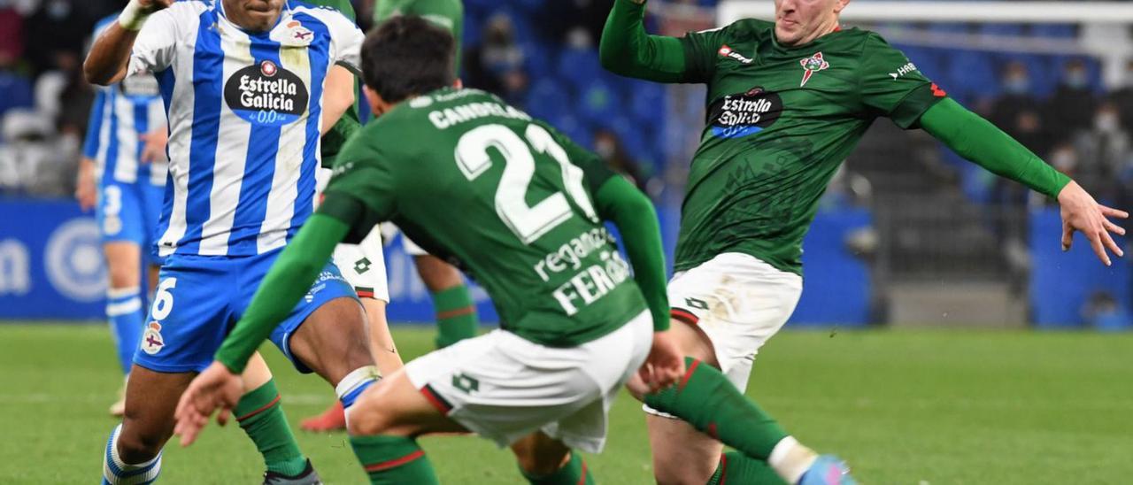 El deportivista Juergen Elitim, contra el Racing de Ferrol en Riazor. |  // CARLOS PARDELLAS