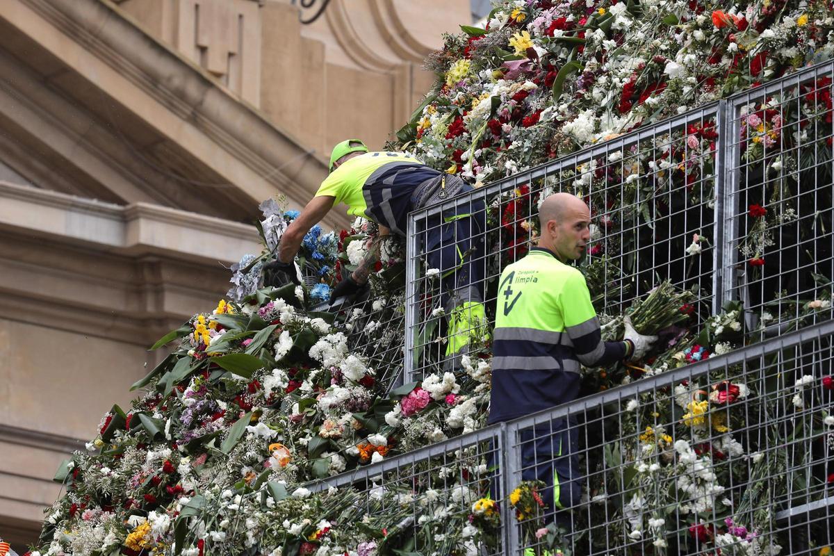 Retirada del manto de flores de la Virgen de Pilar