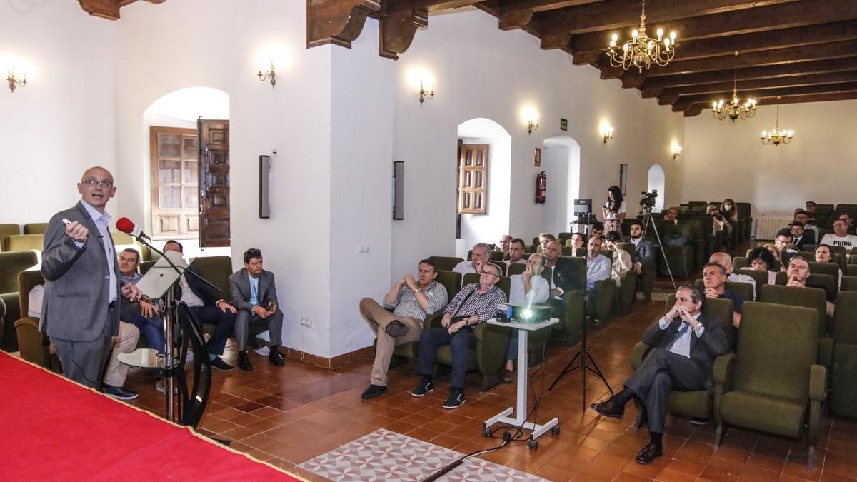 Salón de actos de la Cámara con Díaz explicando el proyecto de la mina.