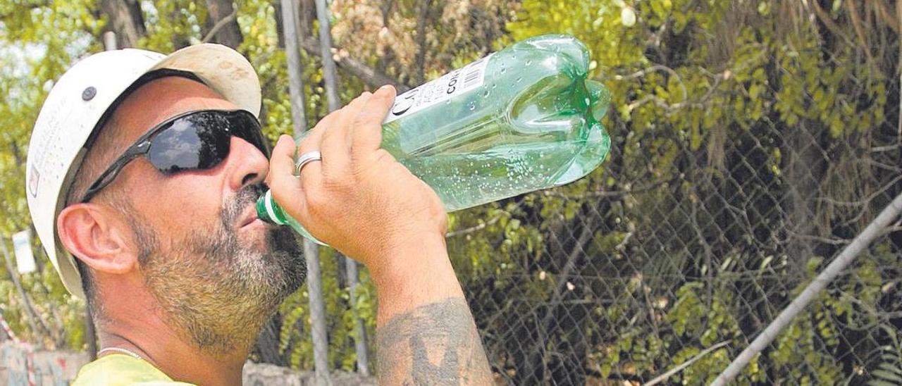 Un trabajador descansa para beber agua, en plena alerta roja, ayer en la capital murciana.