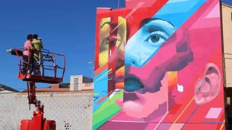 Cítric acoge la pintura de un mural en Torreblanca de los artistas Uriginal y Kenor