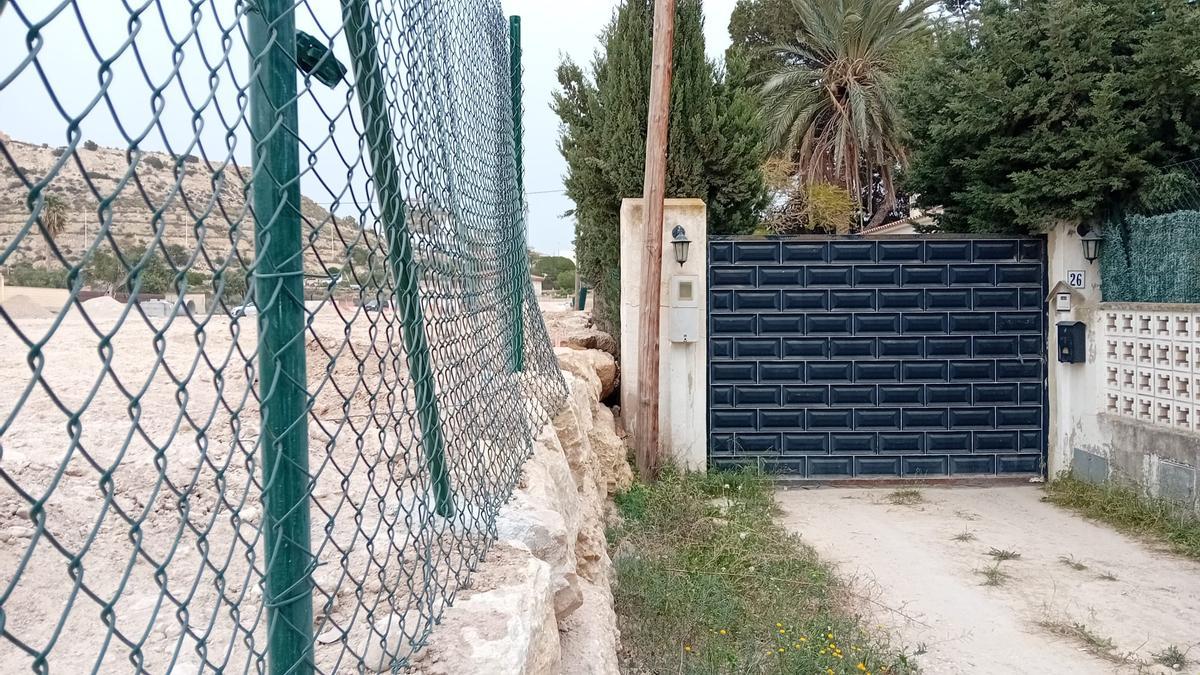 A la izquierda, parte del terreno donde se prevé el camping, prácticamente pegado a una de las viviendas