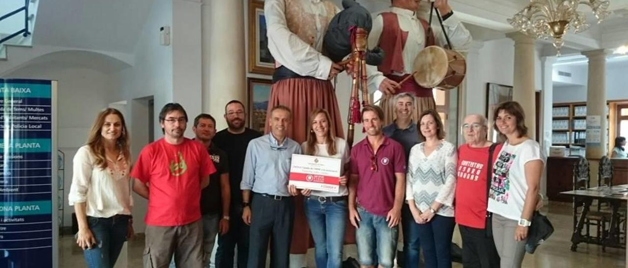 Autoridades y miembros de la ONG, ayer en Muro.