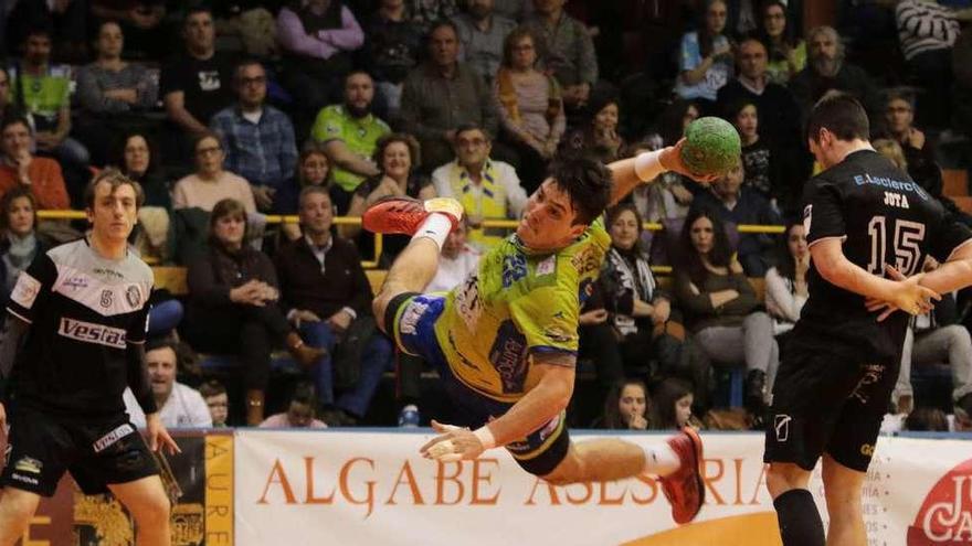 Gastón Mouriño lanza de forma acrobática en el último partido en casa del MMT Seguros.