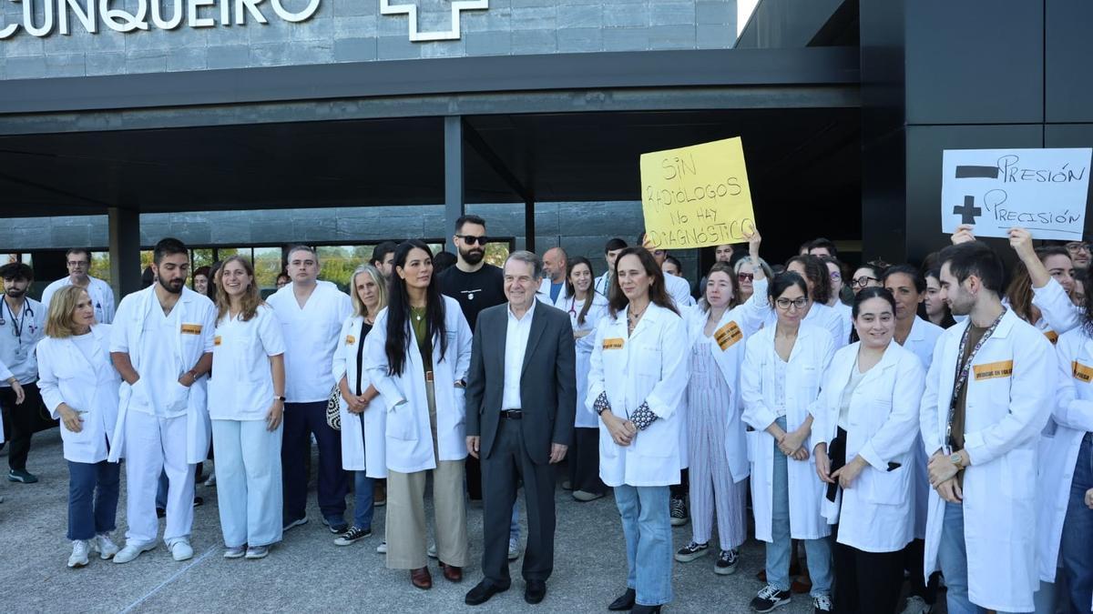 El alcalde de Vigo, esta mañana, con los radiólogos de huelga durante su concentración