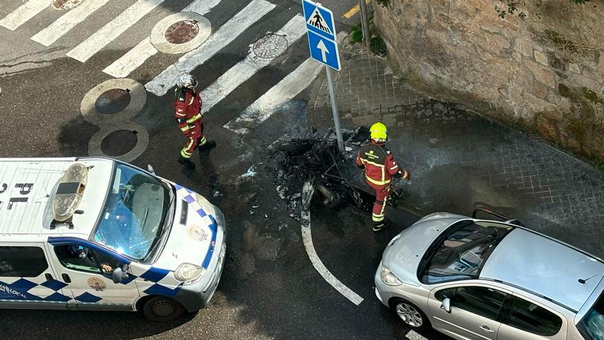 Una moto acaba hecha cenizas en plena calle en Vigo
