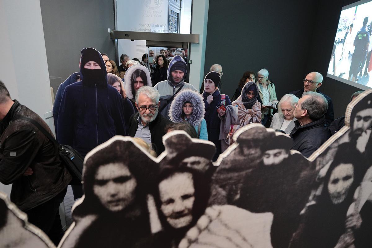 El públic conviu amb fotografies a tamany real d'exiliats de l'època.