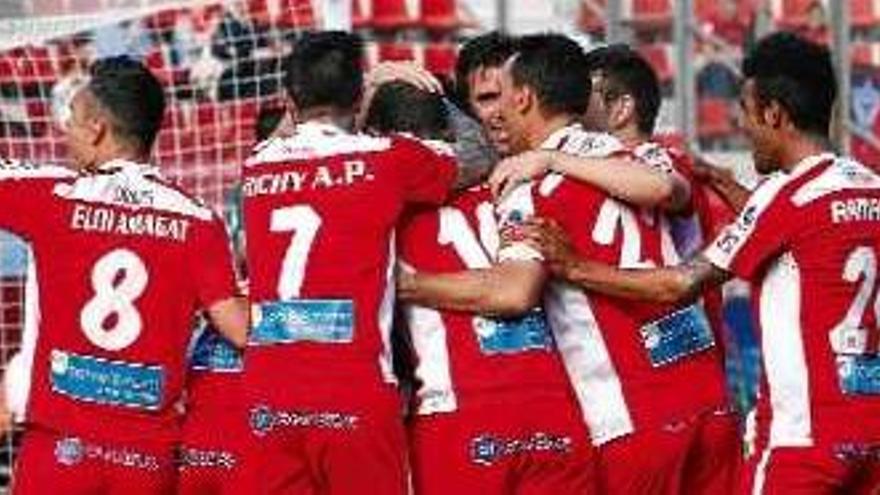 Els jugadors del Girona celebren un dels gols que van marcar en el partit contra el Mirandés a Montilivi.