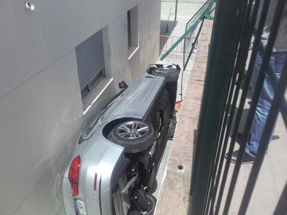 Un coche se estrella en el patio de un colegio de Benissa