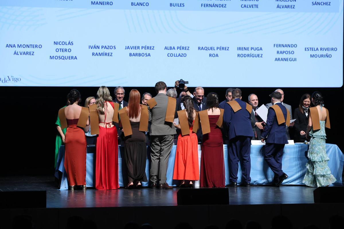 El Auditorio Mar de Vigo acogió la graduación de la Escuela de Ingeniería Industrial de la Universidade de Vigo. En el acto estuvieron presentes 282 alumnos y autoridades como Alfonso Rueda y Abel Caballero. El Auditorio Mar de Vigo acogió la graduación de la Escuela de Ingeniería Industrial de la Universidade de Vigo. En el acto estuvieron presentes 282 alumnos y autoridades como Alfonso Rueda y Abel Caballero.