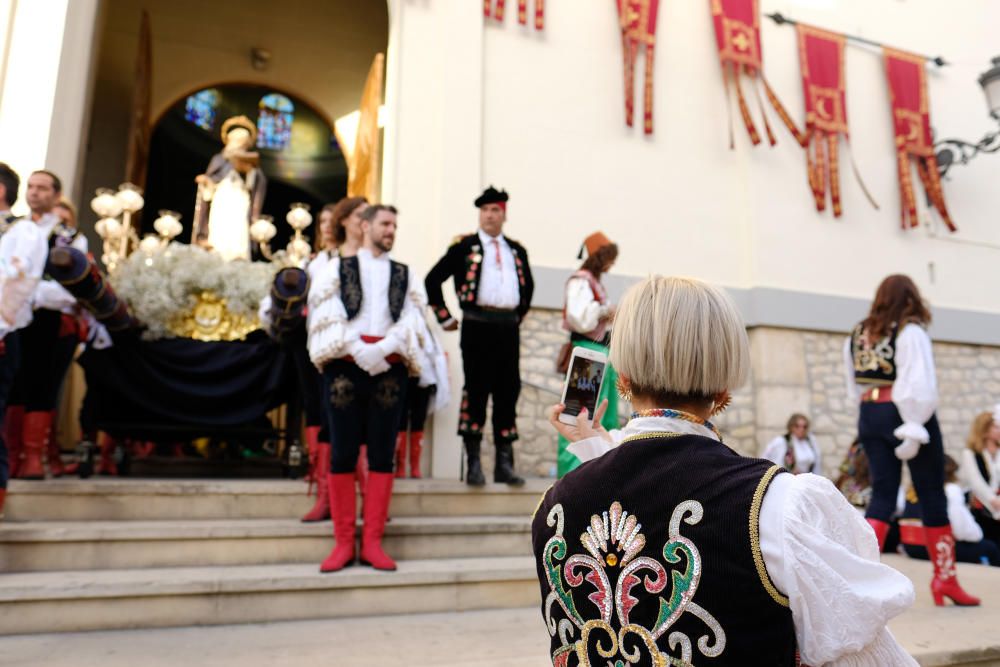 Miles de devotos festeros acompañaron al santo anacoreta en la sobria y tradicional Procesión