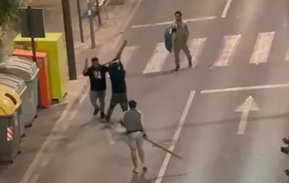 Batalla campal con palos en una de las principales calles de Lorca