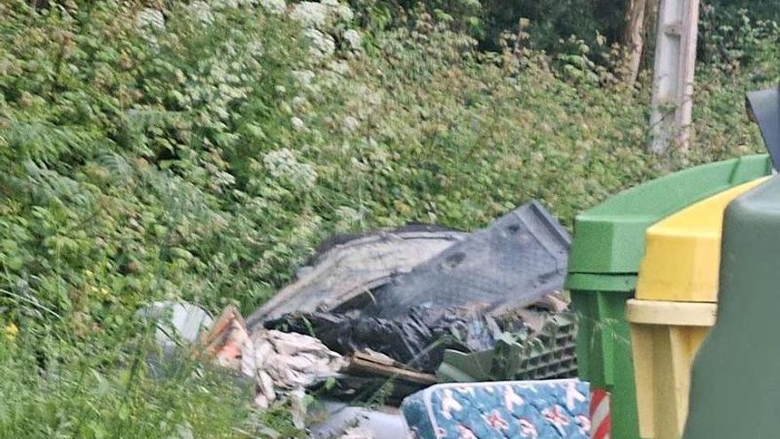 Basura y otros residuos se agolpan en un nuevo vertedero ilegal en Vigo