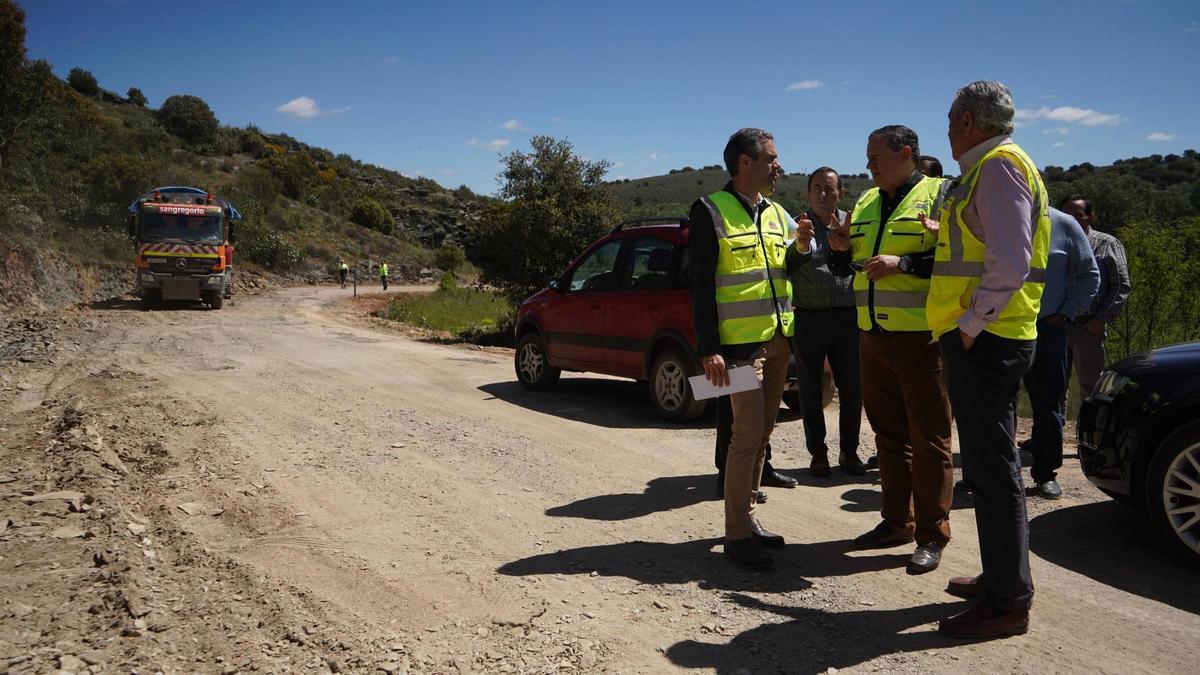 Técnicos explica a las autoridades las obras de mejora que se ejecutan en la carretera