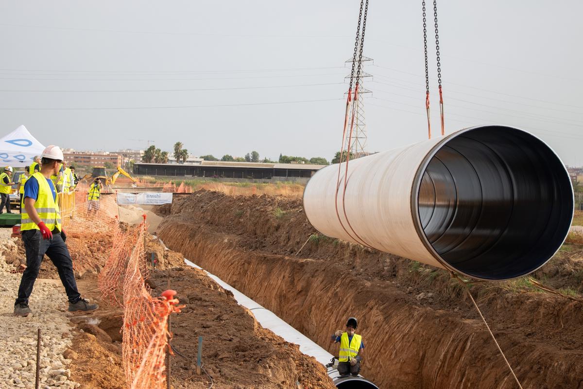 Instalación de la tubería de 1,4 metros de diámetro en el tramo de Xirivella.