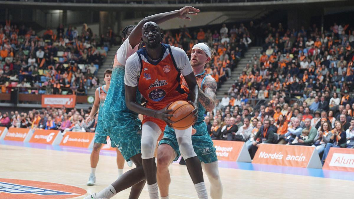 Leyma Coruña: 93-71 | Diop firma el primer paso de gigante del Leyma hacia la ACB