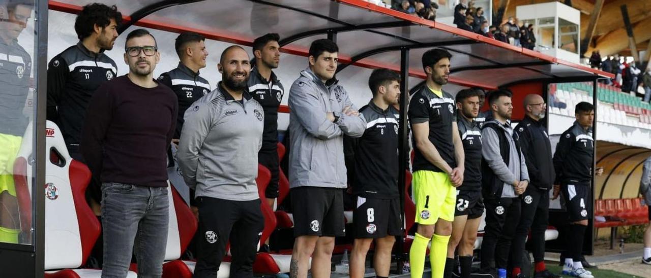 Yago Iglesias, junto al staff técnico que ha estado junto a él esta temporada. | LOZ