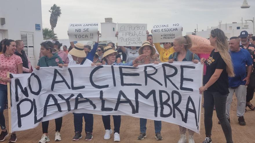 Concentración en Caleta del Sebo en contra del cierre de Playa Lambra