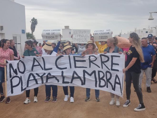 Concentración en Caleta del Sebo en contra del cierre de Playa Lambra