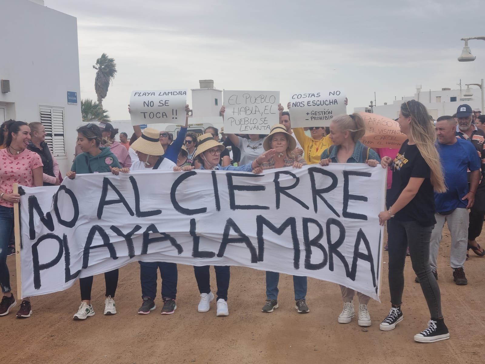Concentración en Caleta del Sebo en contra del cierre de Playa Lambra
