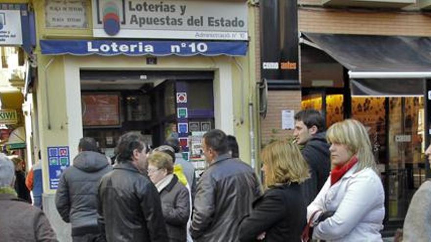 Una grupo de personas hace cola para comprar su boleto de lotería.