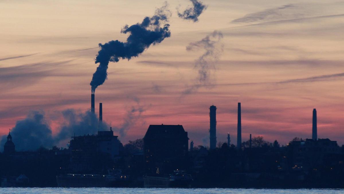 Contaminación provocada por las emisiones de una fábrica en Colonia, Alemania.