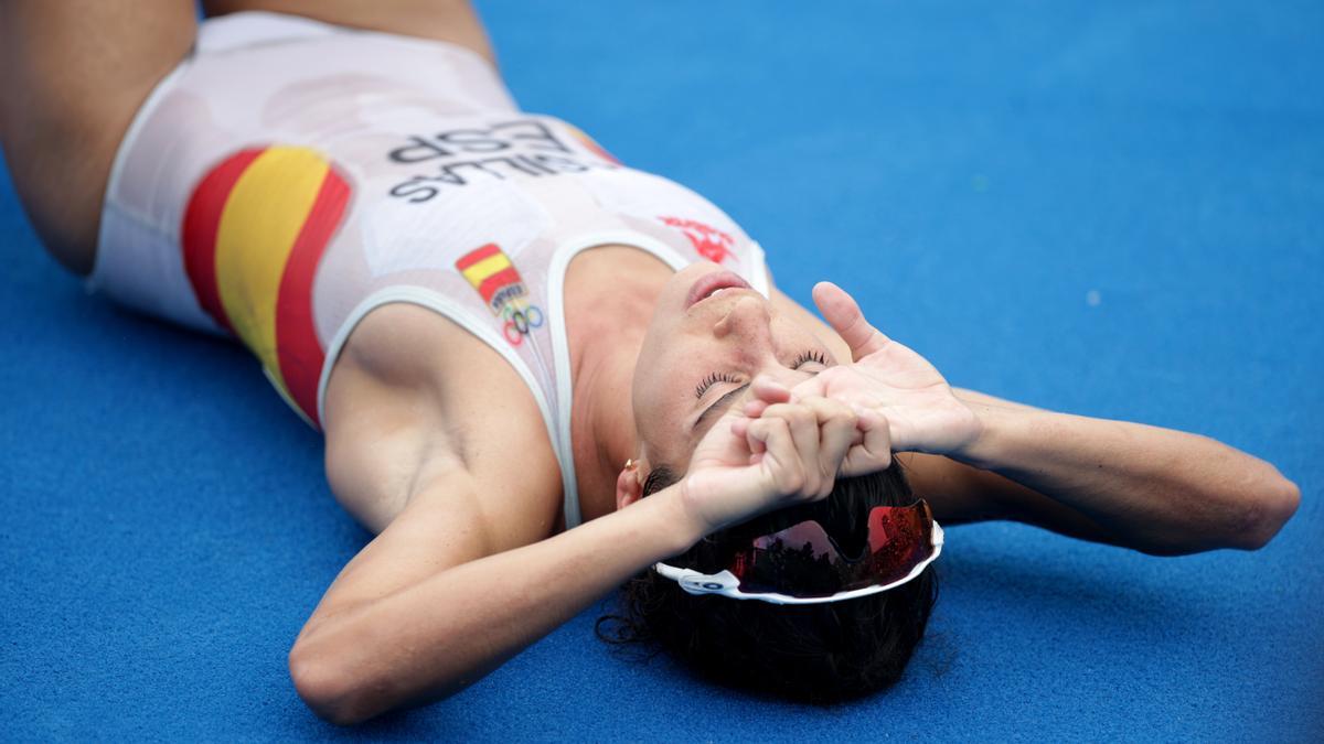 Miriam Casillas, exhausta tras cruzar la línea de meta.