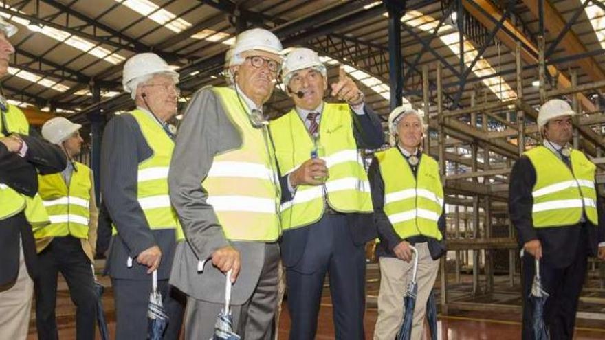 Emilio Pérez Nieto, en el centro, atiende a las explicaciones de José Manuel Cortizo durante la visita.