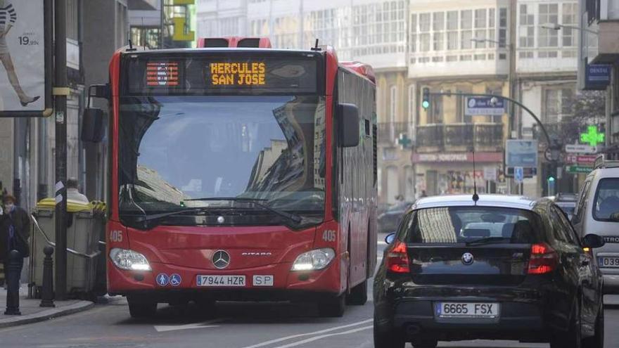 Una autobús urbano circula por la calle San Andrés.