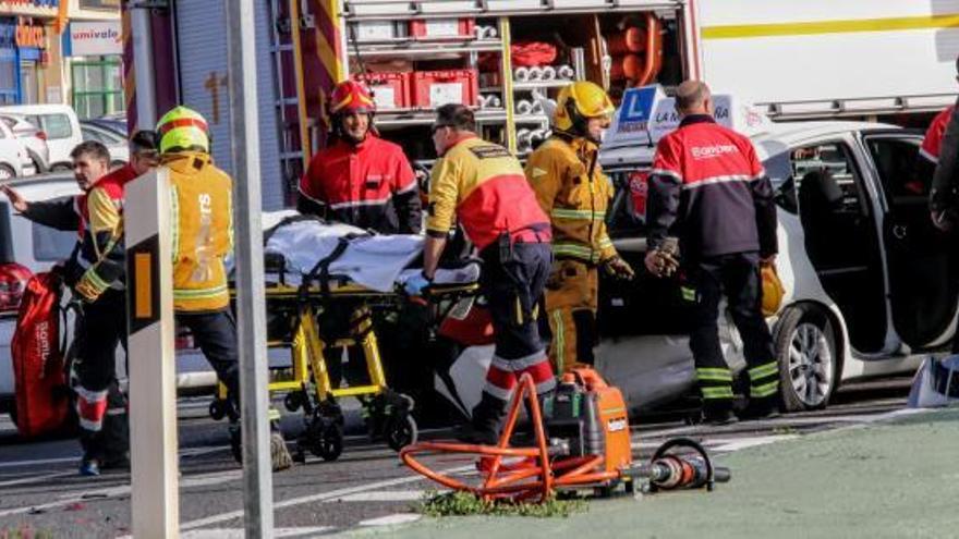 Bomberos y personal sanitario atendiendo al herido en el lugar en el que se ha producido el accidente.