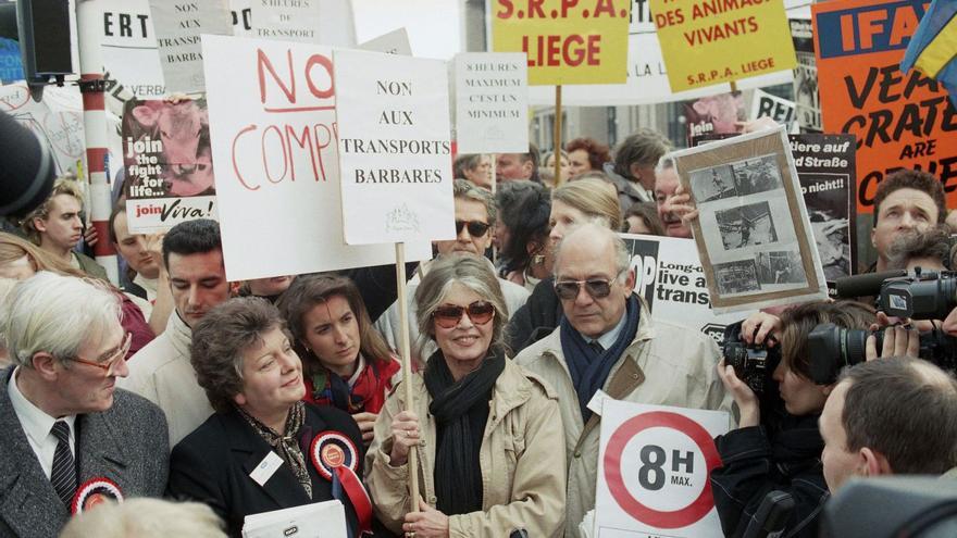 Brigitte Bardot, en el centro, en una protesta en Bruselas, en el año 1995, contra las condiciones de transporte de los animales.