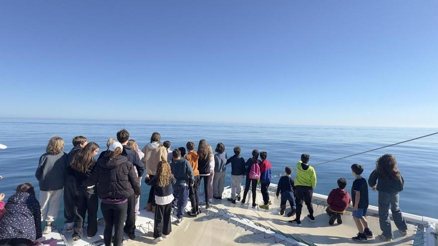 Tres días de ciencia marina, barcos y delfines para alumnos de Ibiza