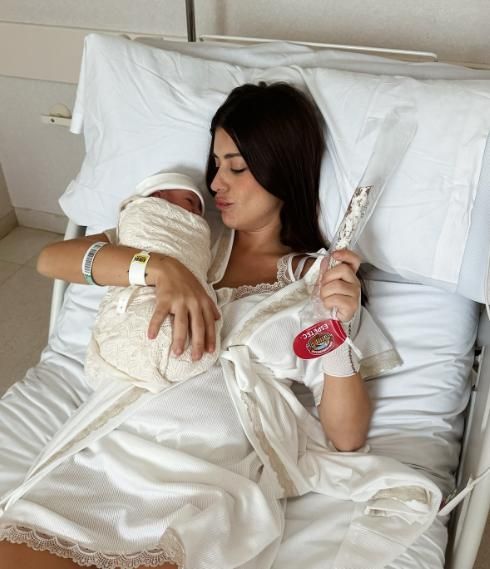 Dulceida con su hija Aria en un brazo y un fuet en el otro
