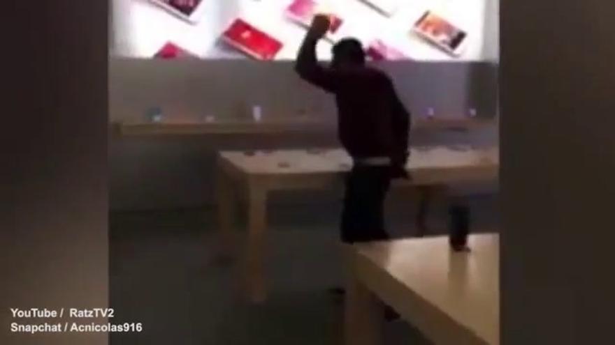 Un cliente entra en una tienda Apple y destruye decenas de iPhone y Mac con una bola de petanca