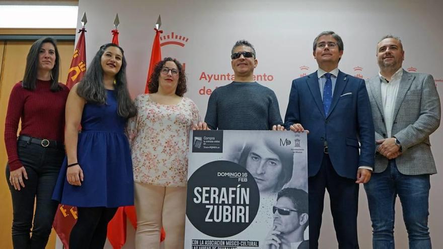 Serafín Zubiri, en el centro de la imagen con el cartel, junto a Pacheco y miembros de Las Musas.