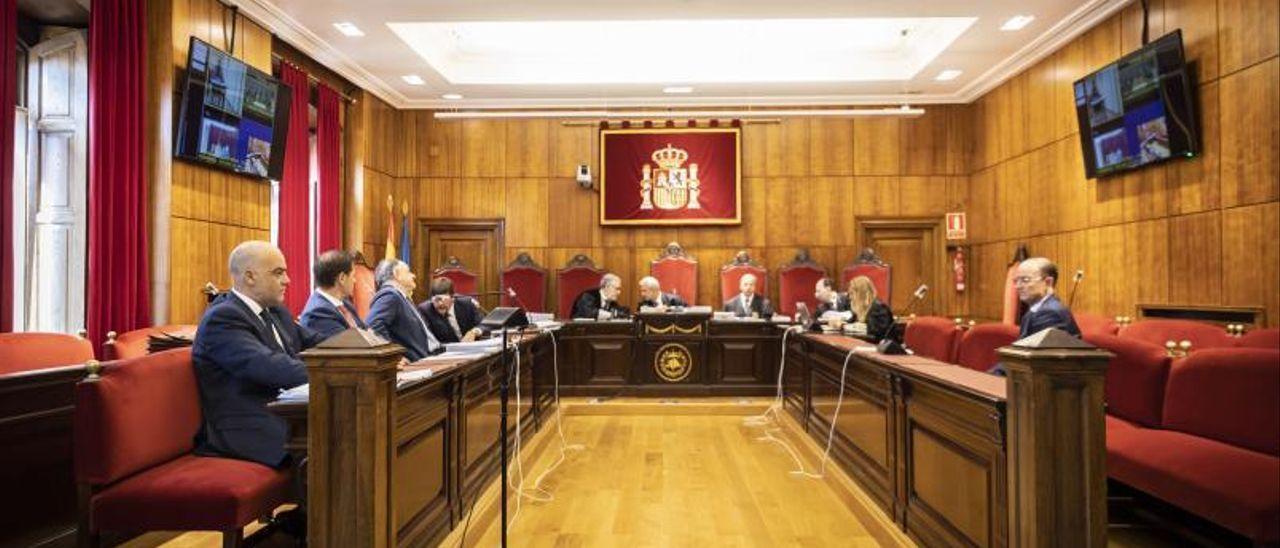 El inicio de la vista de apelación del caso Ardines en el Tribunal Superio de Justicia de Asturias, que siguieron los condenados por videoconferencia.