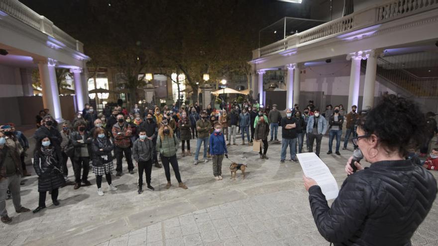 Unes vuitanta persones protesten a Manresa contra el tancament dels espais culturals